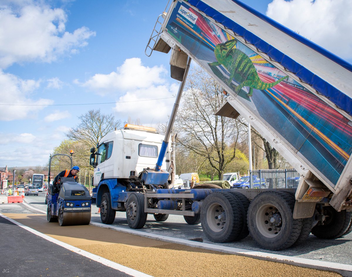 _JoGiBsOn_'s tweet photo. Back out with the camera 📸 capturing more Super Colour Ultra being laid #Buff this time in Rochdale @AggregateUK #surfacingsolutions #supercolourultra #ultra #scu #colouredasphalt #chameleon #cycleways #driveways #parks #workingtogether #highwaysafety #transformyourproject https://t.co/iR4wArNbHh