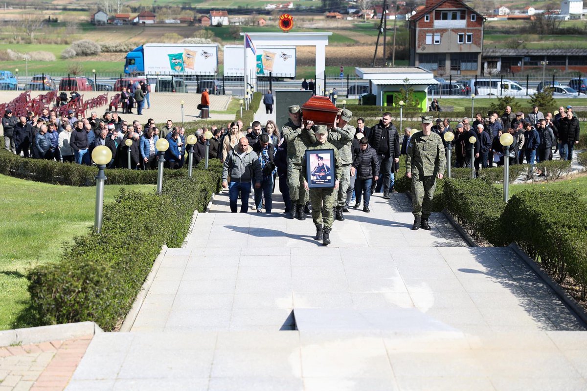 besnik_tahiri's tweet photo. Sot, 24 vjet pas rënies, dëshmori i kombit, Ekrem Dili tani e tutje do të prehet në varrezat e dëshmorëve në fshatin Penu të Podujevës. Respekti dhe nderimi ndaj gjithë atyre që dhanë gjithçka për lirinë e Kosovës do të jetë i përhershëm! https://t.co/qcM8zfYKtX