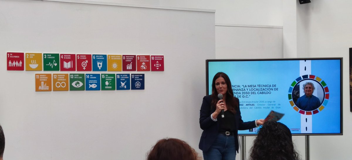 mikelprat's tweet photo. Se habla mucho de Ana y los 7 pero todas sabemos que la que mola es Ana y los 17. Sí, ODS. #ForoGC2030 @ana_morenom https://t.co/kbTUutBxPn