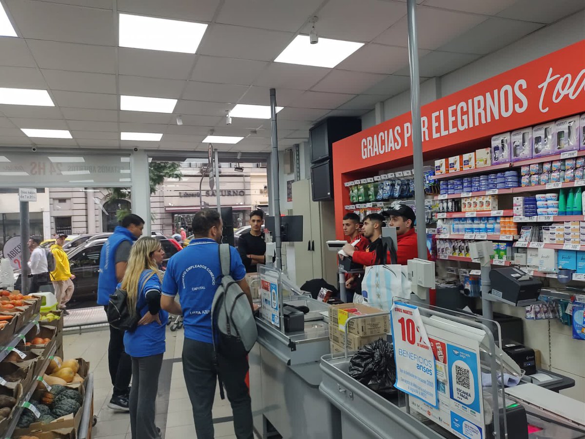 🗣𝐁𝐚𝐬𝐭𝐚 𝐝𝐞 𝐄𝐱𝐩𝐥𝐨𝐭𝐚𝐜𝐢𝐨́𝐧 𝐋𝐚𝐛𝐨𝐫𝐚𝐥 
Hoy el cuerpo de delegadxs recorrió una tienda de modalidad 24 hr de trabajo, se detectó trabajo no registrado. Trabajadorxs sin francos y un trabajador con más de 16 hr laborales sin descanso , tienda 732 #DíaParaLaMano