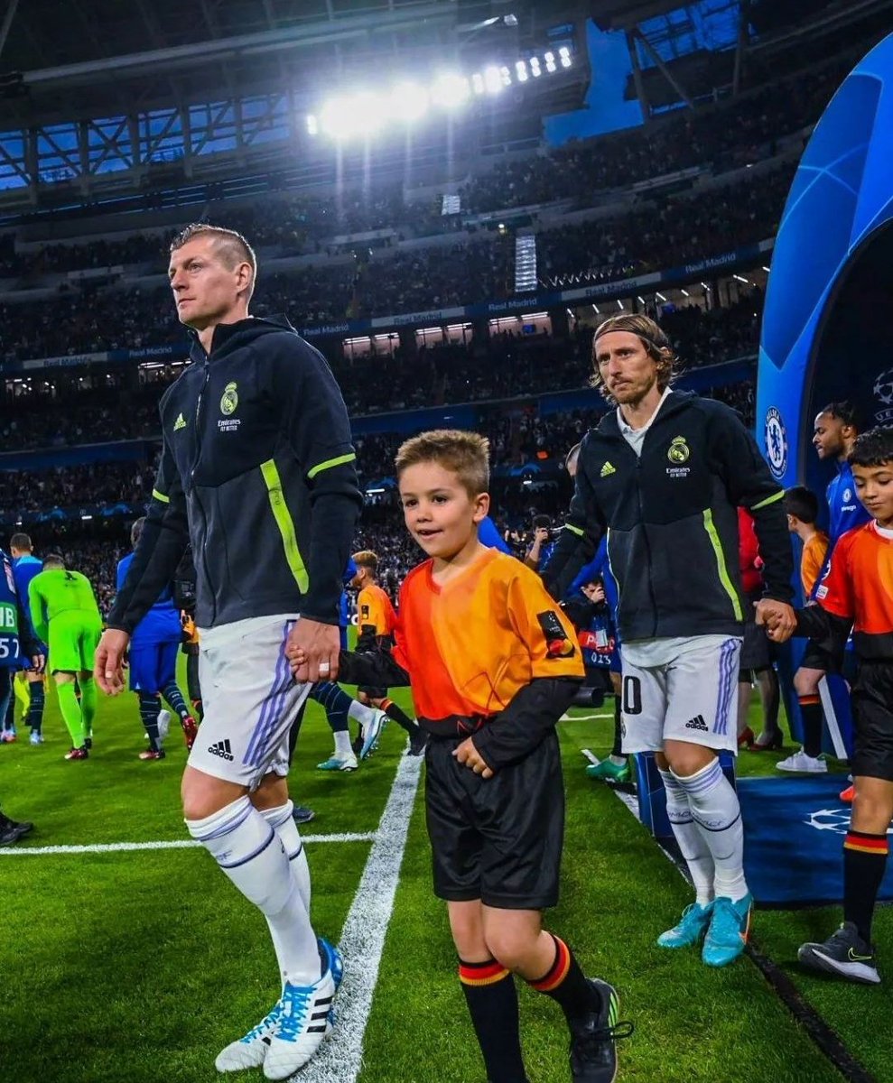 LosMadridistas_'s tweet image. 🗣️Ancelotti : "Kroos en tant que milieu défensif nous aide beaucoup à garder le ballon."