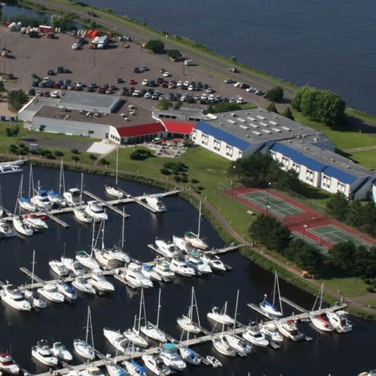 Take a look at Barkers Island Inn Resort & #ConferenceCenter. This independent 111-room property is situated on the harbor of #LakeSuperior and a 425 slip marina. It's perfect for #companyretreats, with a conference center, pool area, lounge and restaurant all under one roof.
