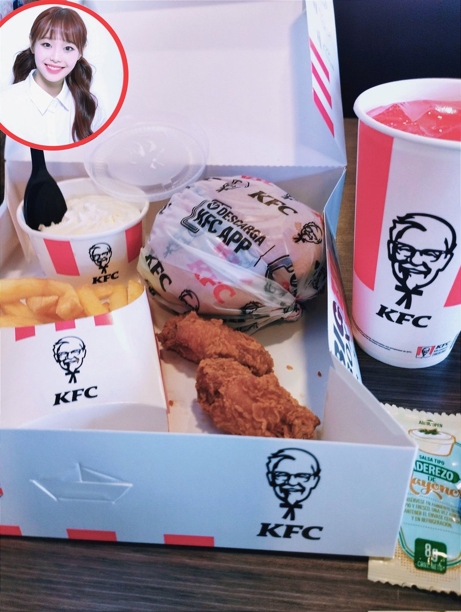 si.... de nuevo kfc pero es mi premio por estudiar tanto estos días 🤣🔫