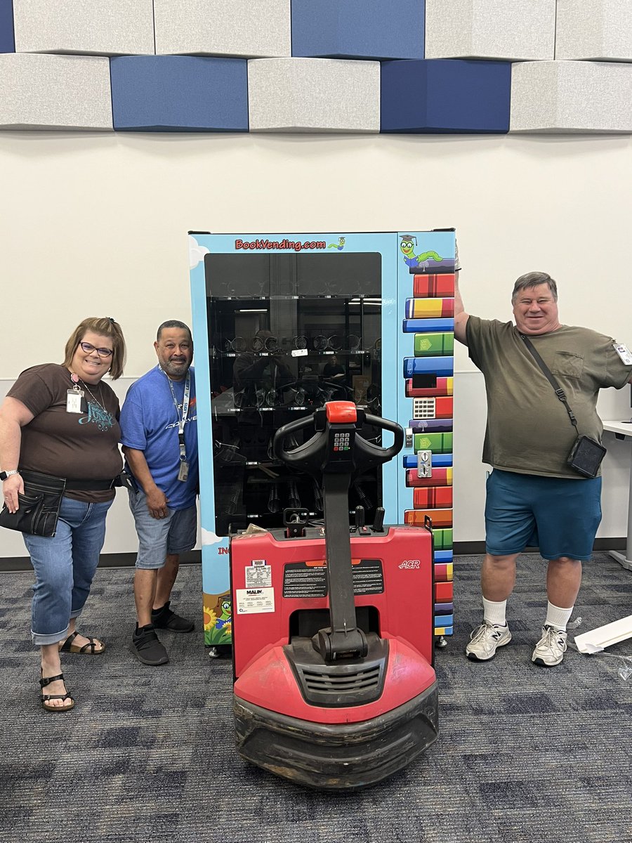 LateashiaM's tweet photo. Yellowjackets get ready! We’re so excited about the addition to our library. @tylerhartCyFair @CyFairYeager https://t.co/9yHfLB06Zs