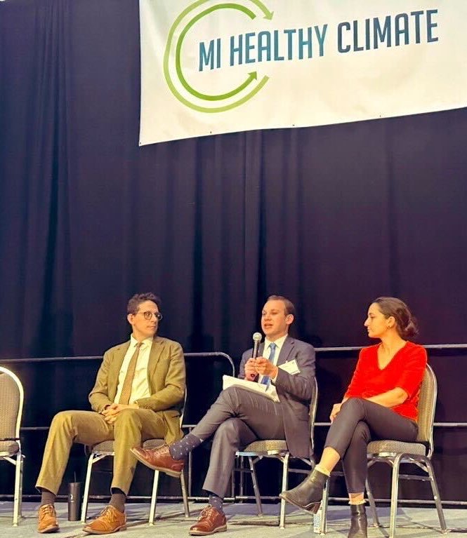 Today, Evergreen's @JustBackalBalik spoke at #MIHealthyClimate about how the IRA helps multiply state climate ambition.

As states set ambitious goals to cut carbon pollution, they receive more federal funding AND attract clean energy investment. It’s a win-win-win 🏆