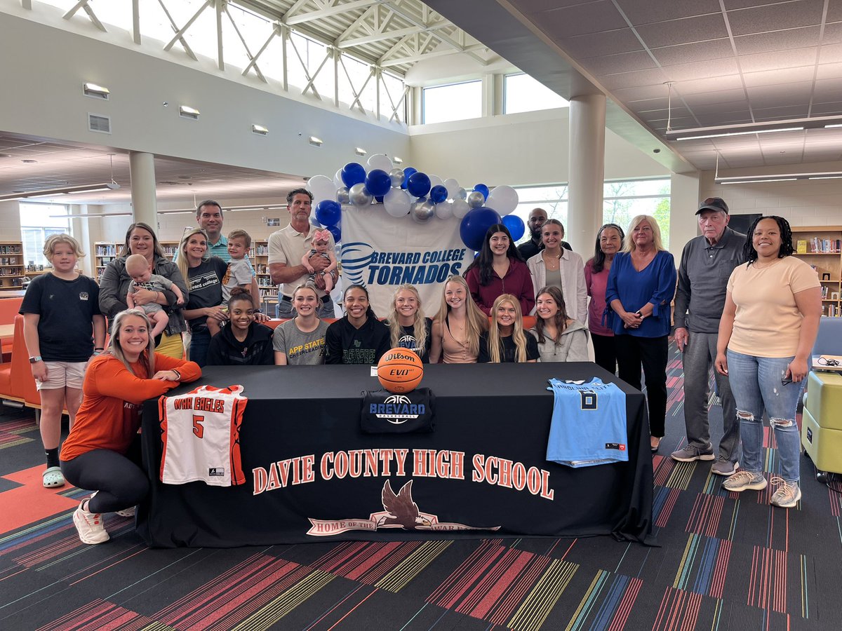 DCHSWBB's tweet photo. Congratulations to Somer Johnson for taking her talents to the next level! You’ve worked hard and we are all so proud of you💙 @TornadosWBB @CE_RiseWBB @somerj_101 https://t.co/PjjOzaMdQK