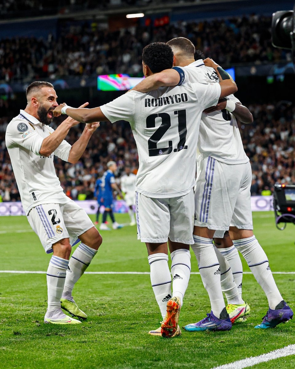 realmadrid's tweet photo. 🤗 ¡Noche de abrazos en el Bernabéu! 🤗
#UCL https://t.co/YMv4jM9l8p