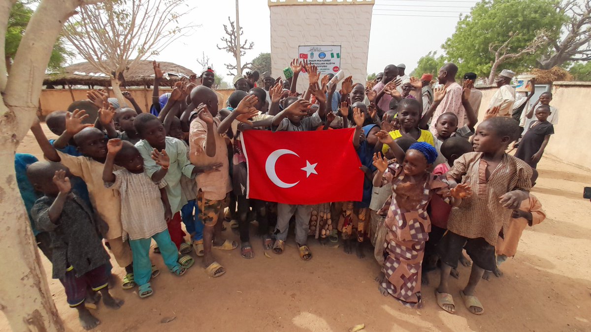 Emirsultan_IYH's tweet photo. Şadırvanlı, çeşmeli, jenaratörlü ve ayrica #su deposu olarak da inşaa edilen İmam #Maturidi rahmetullahi aleyh  su kuyumuz  açılışı hicri 1444 #ramazan ayında yapıldı elhamdülillah,
Rabbim hayır sahiplerinden razı olsun. Su gibi aziz olun....
#Sukuyusu #Afrika
#Emirsultan https://t.co/GiyaVJU0ri