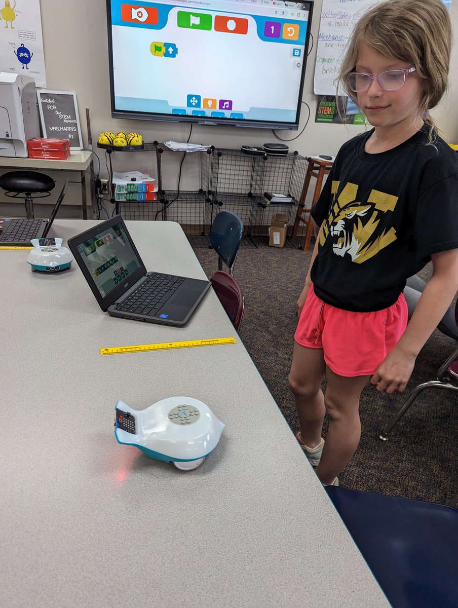 ShawnaHarris15's tweet photo. Finch robots were a hit today!! We were introduced to them and did manage to make a square.  Stay tuned as we draw next week. @NewBoCo @SW_Iowa_STEM https://t.co/sk0BR9kbAl