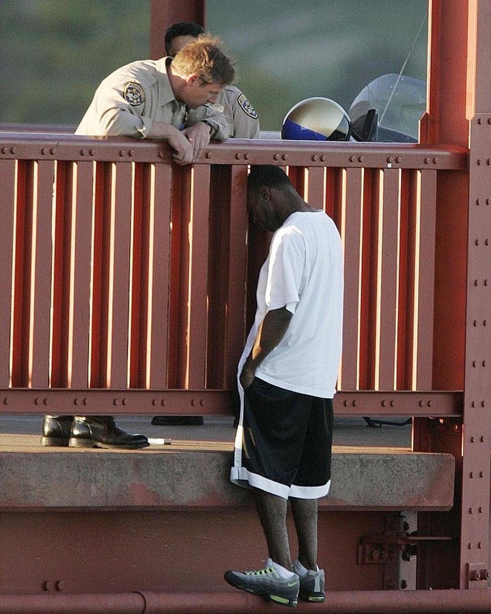 En 2005, Kevin Berthia s'est rendu sur le Golden Gate Bridge pour mettre fin à ses jours. Il a fini par parler de sa vie avec l'officier Kevin Briggs pendant 92min sur le bord du pont. 10 ans plus tard, ils se retrouvent sur ce même pont dans de biens meilleures circonstances.