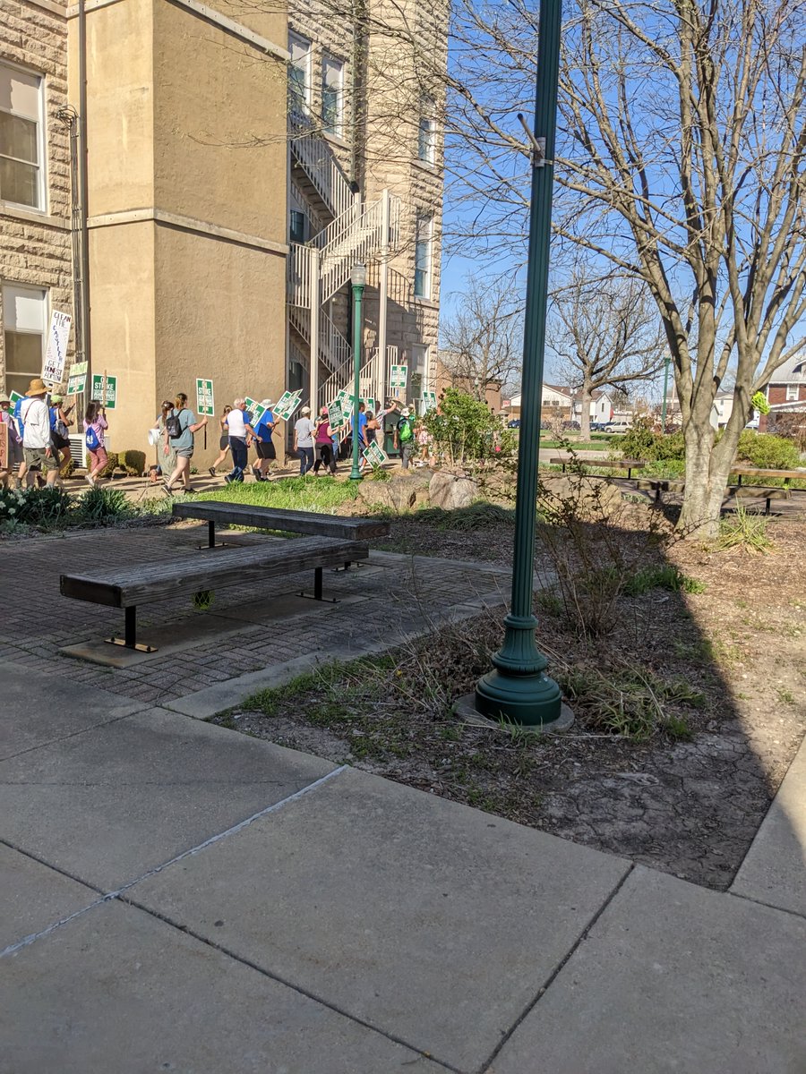 StrikeForEIU's tweet photo. So much support from students and the community, whether lining the streets or marching through campus. Thank you all -- keep it coming!! #StrikeForEIU #FairContractNow #EIUBeFair https://t.co/ZnV8I15wbu