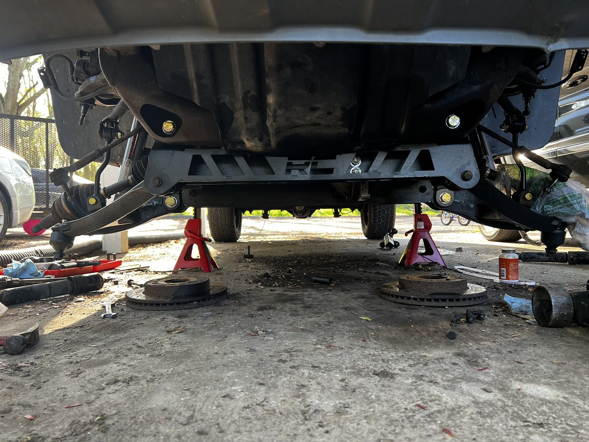 ZPTVofficial's tweet photo. Sorry for no upload this week.. But the lift is coming together! Waiting on the new upper control arms to finish the front then starting on the back! Next upload will be out hopefully Sunday! #diy #youtube #youtuber #chevy #chevysilverado #z71 #upgrade #new #install #roughcountry https://t.co/KMy0H0ICUu