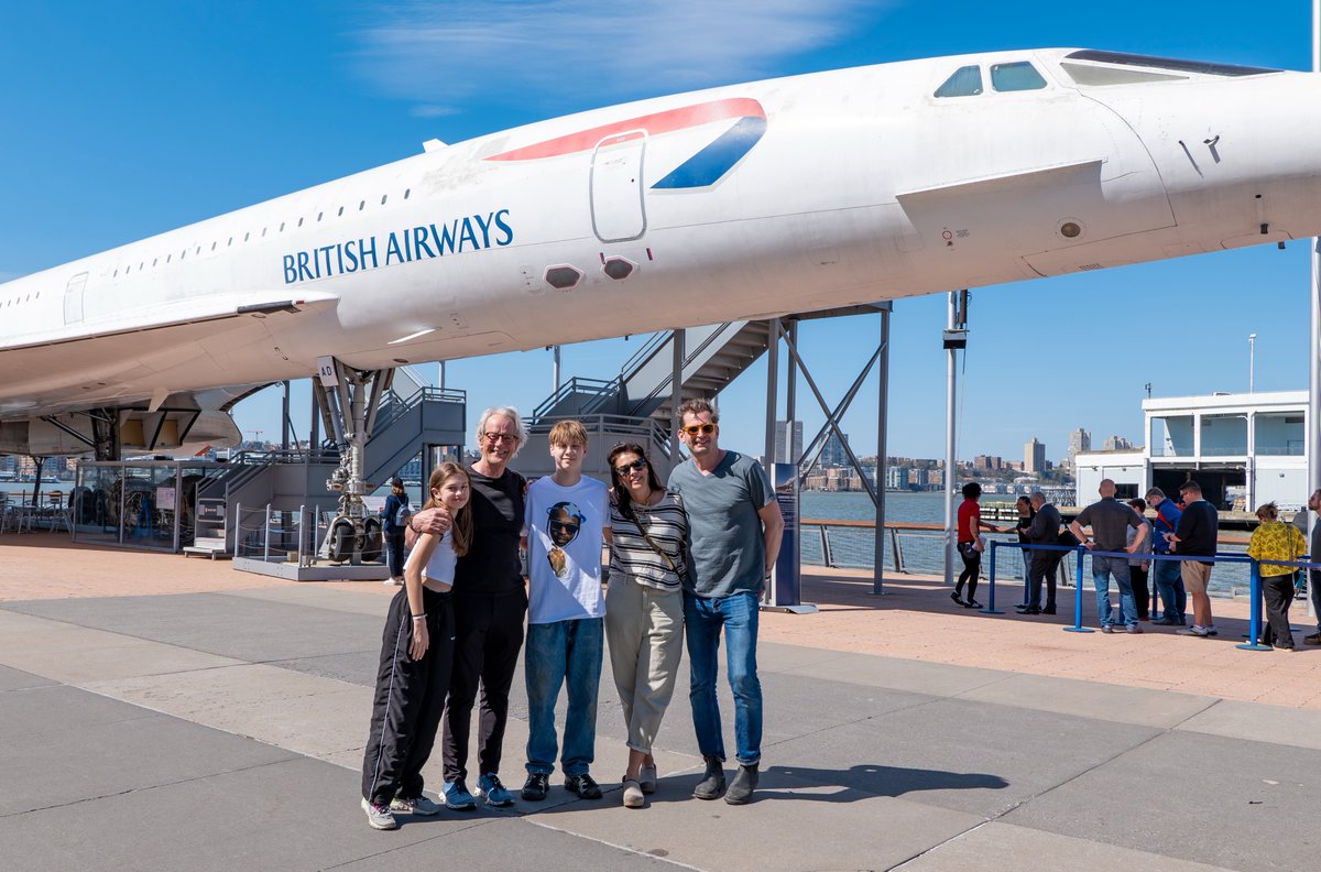 We were thrilled to welcome famed Concorde pilot Leslie Scott and his family to our Museum today! 👨‍✈️