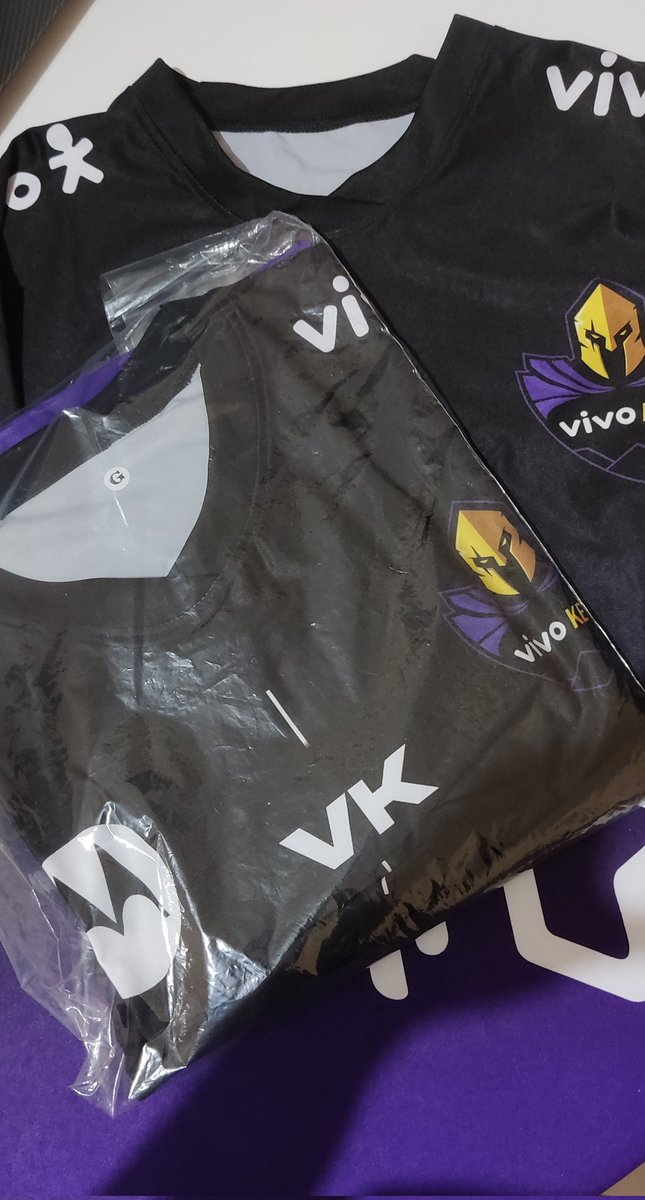 Hoje é dia de agradecer ao <a href="/EduKkim/">EduKkim</a> e a <a href="/VivoKeyd/">Vivo Keyd Stars</a> , após um problema com minha encomenda, mandei dm para o EduKkim que prontamente se ofereceu para ajudar e junto com o setor responsável resolveram tudo extremamente rápido!! Obrigada pela ajuda #GoVKS 💜