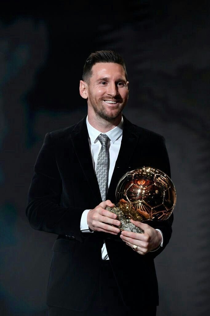 luisir12's tweet photo. Pregunta seria: 

Quien es mejor jugador???? 
🔁 Benzema 
❤️ Messi https://t.co/WvsScA0kK0