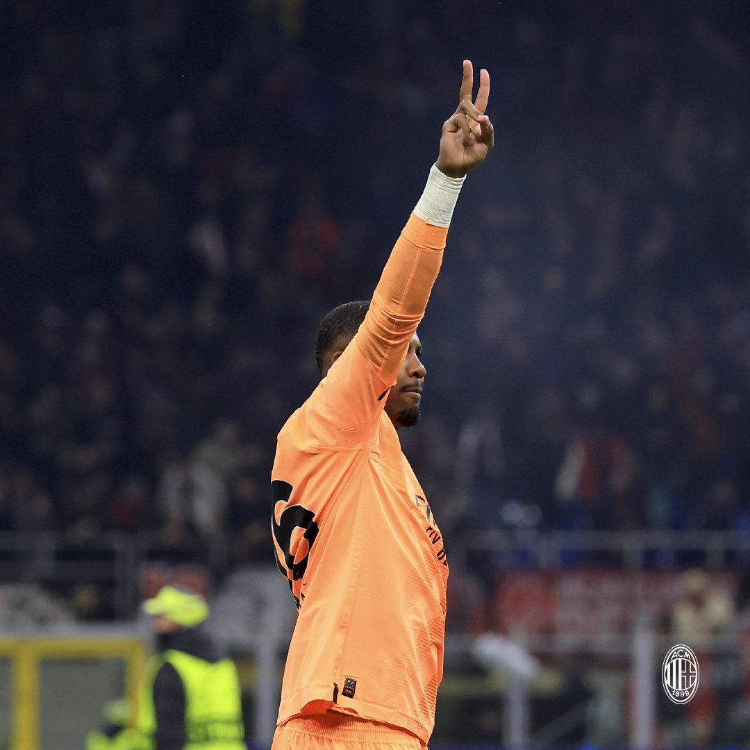 acmilan's tweet photo. Monumental Mike Maignan ✌️

#MilanNapoli #UCL #SempreMilan https://t.co/5pUVbxrabF