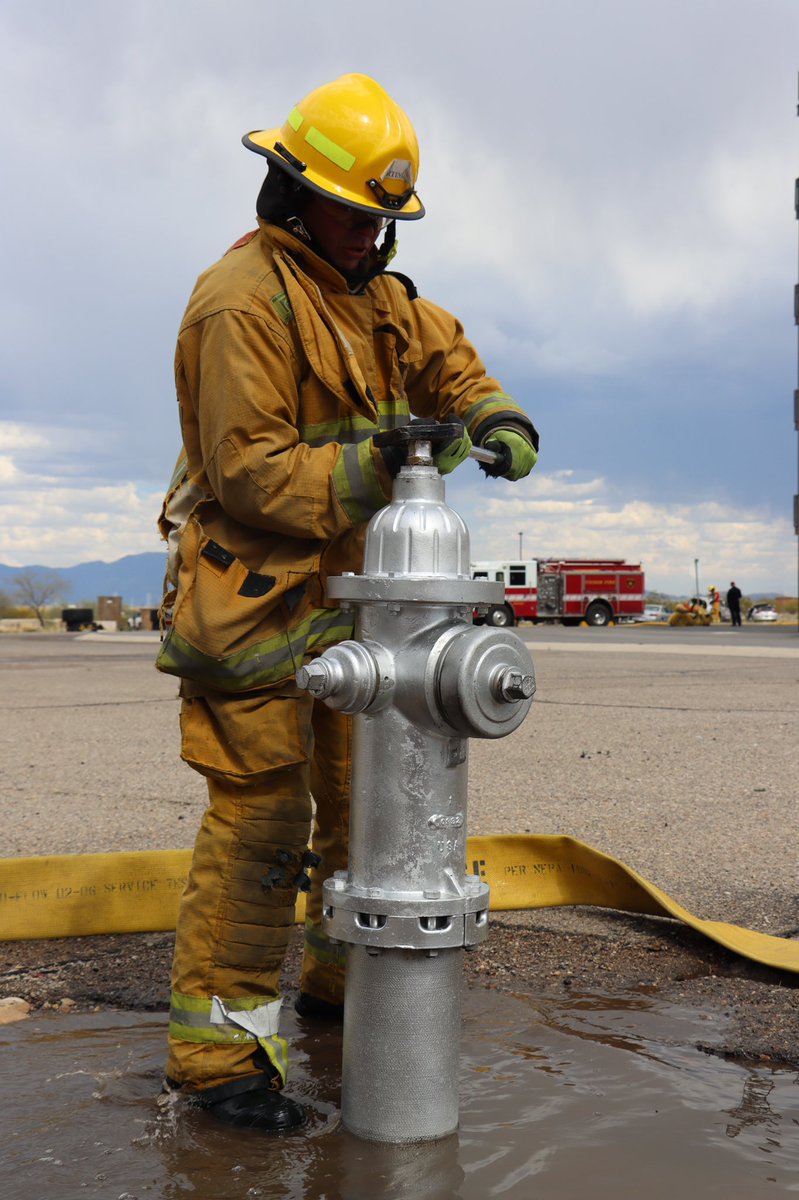 TucsonFireDept's tweet photo. HARD AT WORK πͺ #TucsonFire Recruit Class 23-1 are preparing for the second half of our 22-week academy. Keep up the good work! #TFD #firefighterintraining #firerecruit #firefighter https://t.co/2dpuxnpWTv