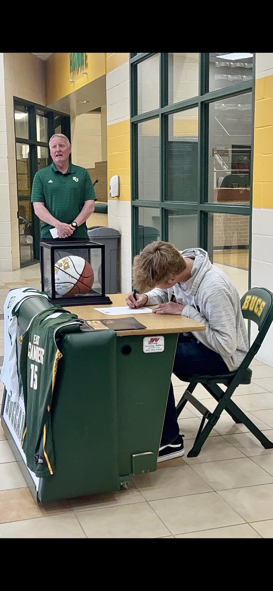 Thank you <a href="/braveshoops/">Ottawa Men's Hoops</a> for the opportunity to play at the next level and thank you for everyone who supported me through my journey🙏🏼 Go Braves!!! @JamieBatish5  <a href="/ASiebenthall/">Sieb</a>