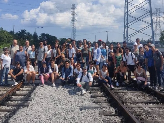 <a href="/ferrocarrilcuba/">Unión de Ferrocarriles de Cuba</a>  📌Vínculo con estudiantes del último año de Ingeniería Civil de la #ISPJAE.
 📌Clase práctica de infraestructura 🚂🇨🇺,  impartida por los Ingenieros Roberto Constela (Coqui) y Santiago Fonfria en la #LíneaMariel y en la Estación Almendares.  #MejorEsPosible