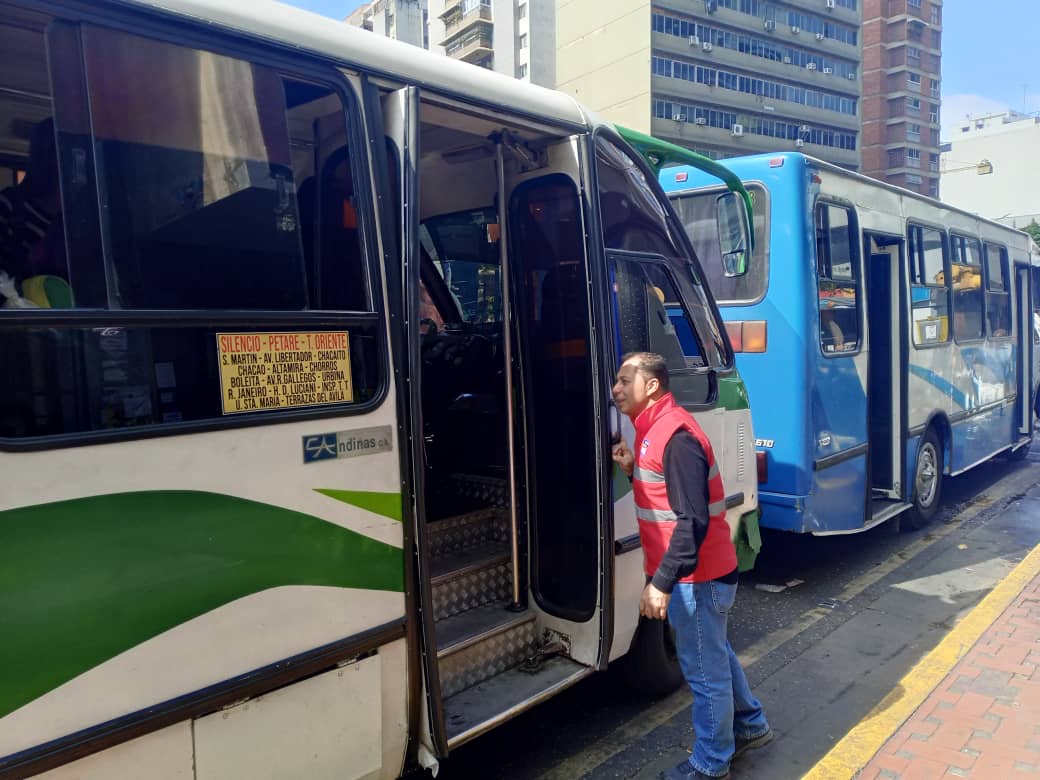 #12Abril2023 📸 En el marco del Plan Especial de Protección al Usuario y uso de la aplicación de pasaje @veTICKET_, los funcionarios de @intt_chacao realizan abordaje en las paradas de Chacao verificando:
✓Cobro autorizado del pasaje.
#TibisayGuerreraDeLuz