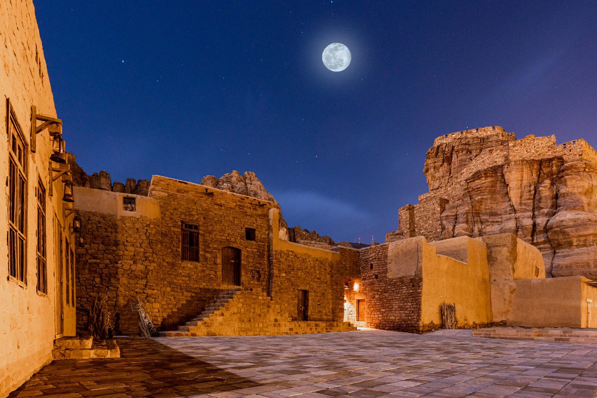 ' العلا مجد أضاء  قمرها  سماء الحضارات “

#العلا  
#AlUlaOldTown
#AlUla

@AmrAlMadani 
@BadrFAlSaud 
@ExperienceAlUla 
@AlUlaMoments