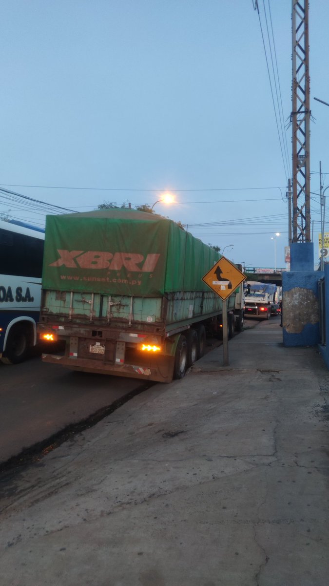 AkaTrapo's tweet photo. Eviten Avda. Fdo de la Mora. (Viaducto 4 Mojones)..de nuevo DOS CAMIONES trancaron todo el tráfico. @jfergo86 @jualtorres https://t.co/ZILBZEMYxf