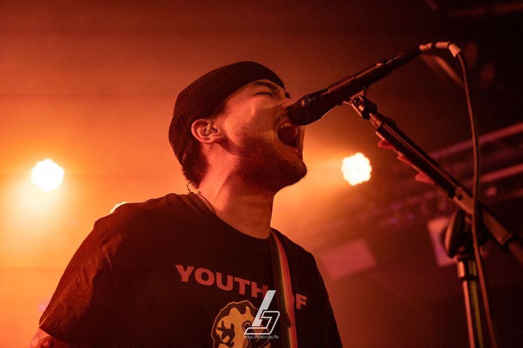 BlackChester's tweet photo. New on Insta: Shoreline - Frannz, Berlin #shoreline #growth #konnichiwa #frannz #berlin #musicphotography #concertphotography #sonya7riv #canon6d https://t.co/GO6fa1V2zh https://t.co/ROgiwwUeeh