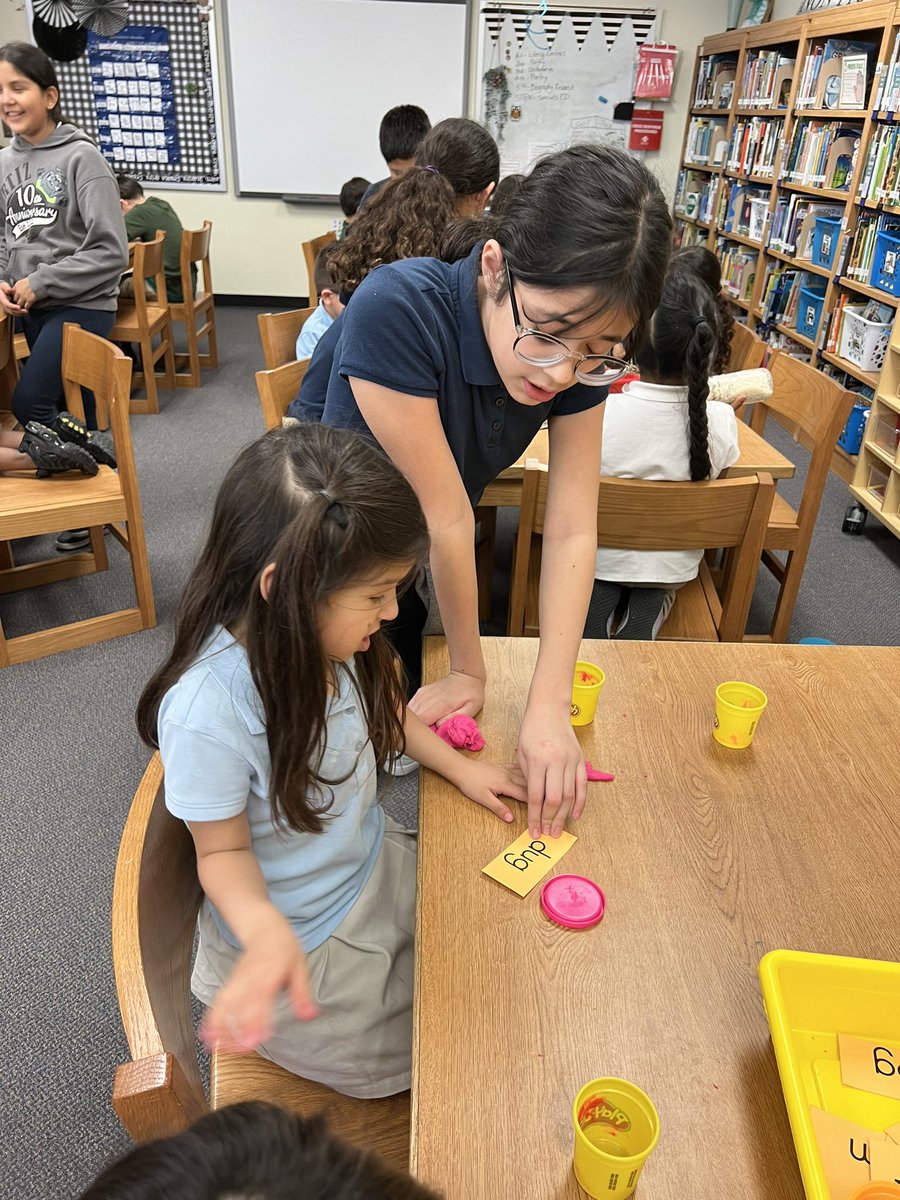 OrtizLibrary259's tweet photo. Utilizing 5th graders to help with kindergarten learning in the library. #collaboration #librarybuddies #mentors #wpsproud @usd259libraries @beckergaile @WichitaUSD259 https://t.co/K66eNLxnmy