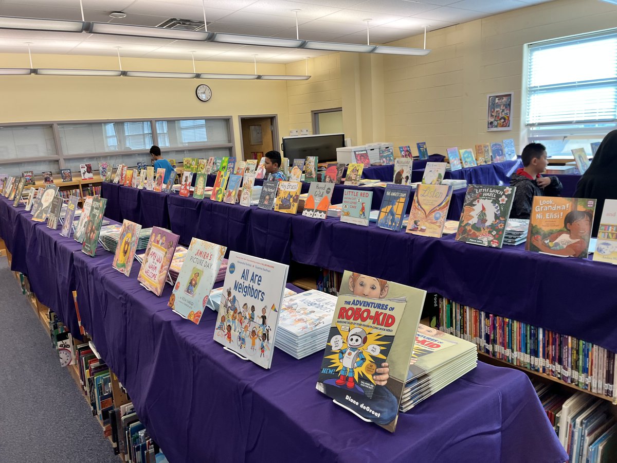 apscspr's tweet photo. Carlin Springs students are enjoying a free bookfair today and choosing new, exciting books, and other fun items! Thank you to our partners who made this event possible! @APSTitleI @ReadEarlyDaily @APSLibrarians #APSisAwesome #EngageAPS https://t.co/VmQjUHzU4e