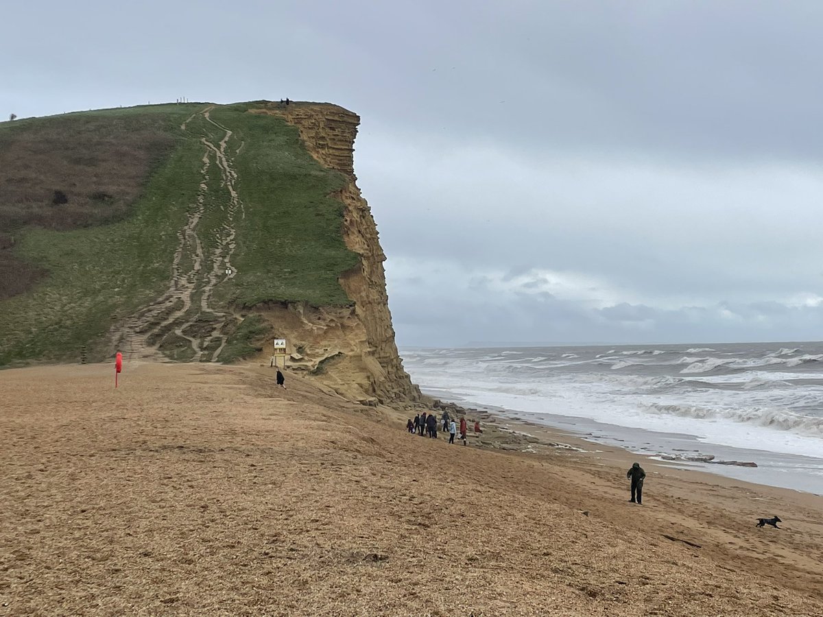 Miss_K_Geog's tweet photo. 🌊 W E S T  B A Y 🌊

First stop on my road trip along the Dorset Coastline and it has certainly been a windy start!

#windweatherwarning #geographyteacherontour #dorsetcoastline #roadtrip https://t.co/7wAEeW3p2i