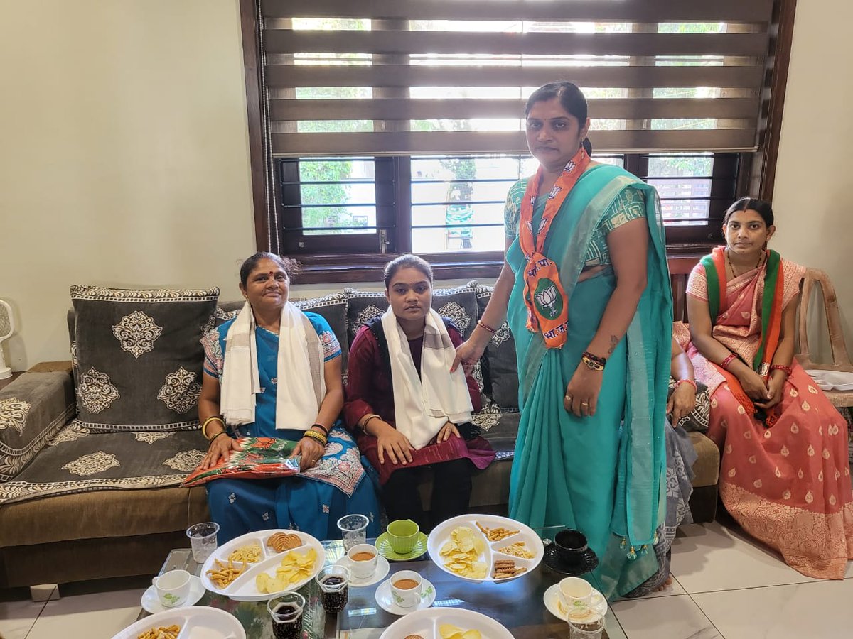 DiuDnh's tweet photo. #न्याय_सप्ताह के अंतर्गत सामाजिक समरस्ता कार्यक्रम के तहत #महिलामोर्चा प्रदेश उपाध्यक्ष अश्विनी बेन ने अपने घर पर महिलामोर्चा पदाधिकारी एवं अनुसूचित जाति की महिलाओं को आमंत्रित करके उन्हें भोजन करवाया।
#samrastann @JPNadda @blsanthosh @VanathiBJP @BJPVinodSonkar @deepesh_tandel https://t.co/IQUPeqWV2i