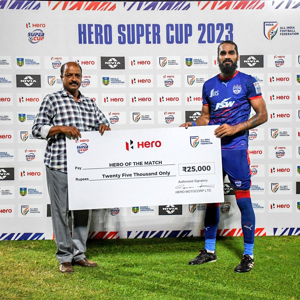 IndianFootball's tweet photo. Clean sheet ✔️
Hero of the Match ✔️

@bengalurufc's Sandesh Jhingan was presented the award by Mr P Priyesh Kumar, Vice President, Kozhikode DFA

#RGPBFC ⚔️ #HeroSuperCup 🏆 #IndianFootball ⚽ https://t.co/B9JolbsITY