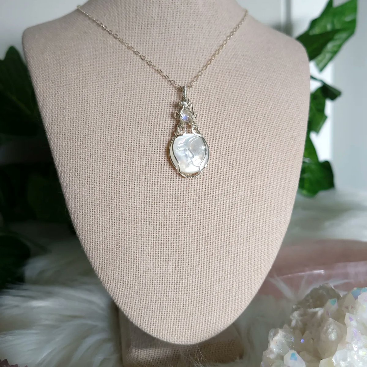 Sea shell and Moonstone necklace 😍 ✨️ 💕 
Available on my esty shop
etsy.com/ca/shop/Megnol…

#esty #smallbusiness #Moonstone #wirewrapping