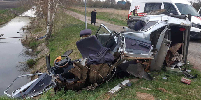 В аварии под Жабинкой погибли два человека.

ДТП произошло сегодня, около 17:30, вблизи деревни Степанки. По предварительной информации, 34-летний водитель Audi не справился с управлением, съехал в левый по ходу движения кювет, где автомобиль опрокинулся.

auto.onliner.by/2023/04/12/v-a…