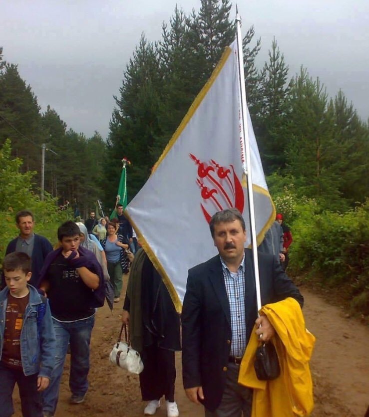Mustafa_Destici's tweet photo. Bizim; Balkanlar ve Bosna sevdamızı  hiç kimse sorgulayamaz. 

Çünkü, Bosna savaşında biz cephedeydik. 
Srebrenitsa’da şehit ailelerimizin yanında biz vardık. 
Bosna’da, Batı Trakya’da Üsküpte, Kosova’da Sancakta hep var olduk ve olmaya devam edeceğiz. https://t.co/nR4YwR5ioQ