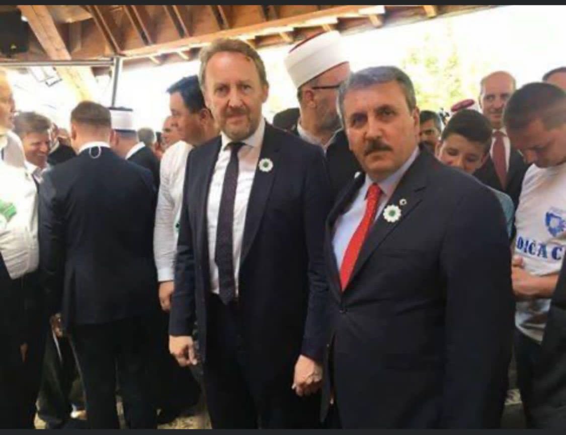 Mustafa Destici (@mustafa_destici) on Twitter photo Bizim; Balkanlar ve Bosna sevdamızı  hiç kimse sorgulayamaz. 
Çünkü, Bosna savaşında biz cephedeydik. 
Srebrenitsa’da şehit ailelerimizin yanında biz vardık. 
Bosna’da, Batı Trakya’da Üsküpte, Kosova’da Sancakta hep var olduk ve olmaya devam edeceğiz. Bizim; Balkanlar ve Bosna sevdamızı  hiç kimse sorgulayamaz. 
Çünkü, Bosna savaşında biz cephedeydik. 
Srebrenitsa’da şehit ailelerimizin yanında biz vardık. 
Bosna’da, Batı Trakya’da Üsküpte, Kosova’da Sancakta hep var olduk ve olmaya devam edeceğiz.