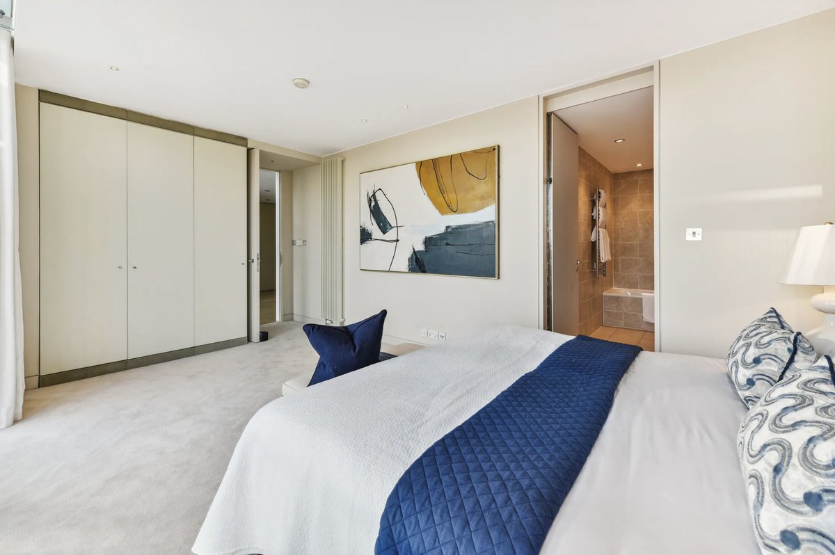 onemovegroup's tweet photo. A magnificent three bedroom penthouse on the 9th floor of the iconic Montevetro building in #Battersea. The living room features floor to ceiling windows offering breathtaking views of the river Thames and many of London's landmark buildings. https://t.co/PxWbfS93YD