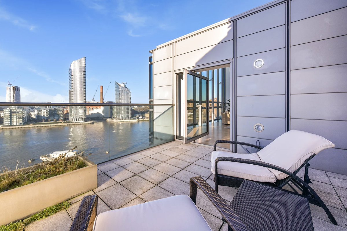 onemovegroup's tweet photo. A magnificent three bedroom penthouse on the 9th floor of the iconic Montevetro building in #Battersea. The living room features floor to ceiling windows offering breathtaking views of the river Thames and many of London's landmark buildings. https://t.co/PxWbfS93YD