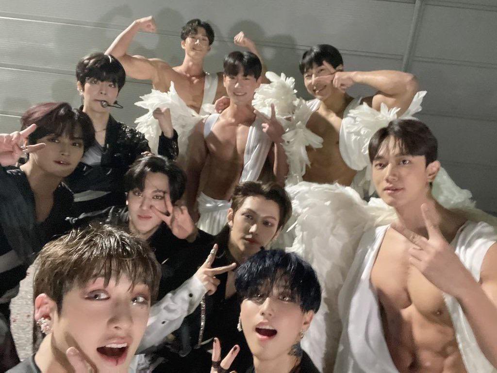 strlost's tweet photo. pissed off but were elated to pose w the shirtless angel men https://t.co/pjUrVxbRpa