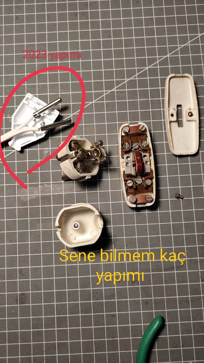 Yine tamirat işlerine daldım, size de bir şey göstermek istedim. Eskiciden aldığım bir lambam vardı onu parçaladım, sağda ki geçmiş yıllarda yapılan bir malzeme, solda ki günümüz. Kalitenin yıllar içinde değişimi