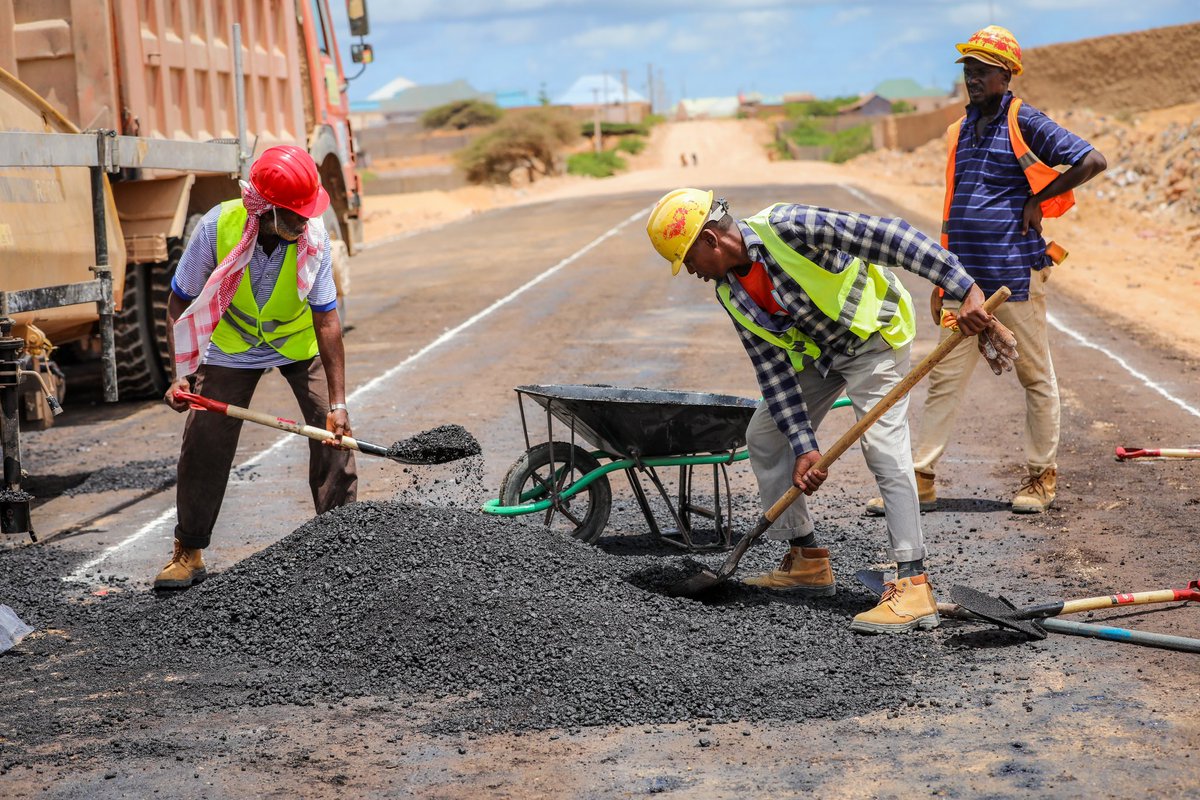 Phase one tarmacking of the first 8 KMs of Kismayo bypass roads has kicked off. The project once completed will open up business, ease traffic congestion and enhance city beautification.