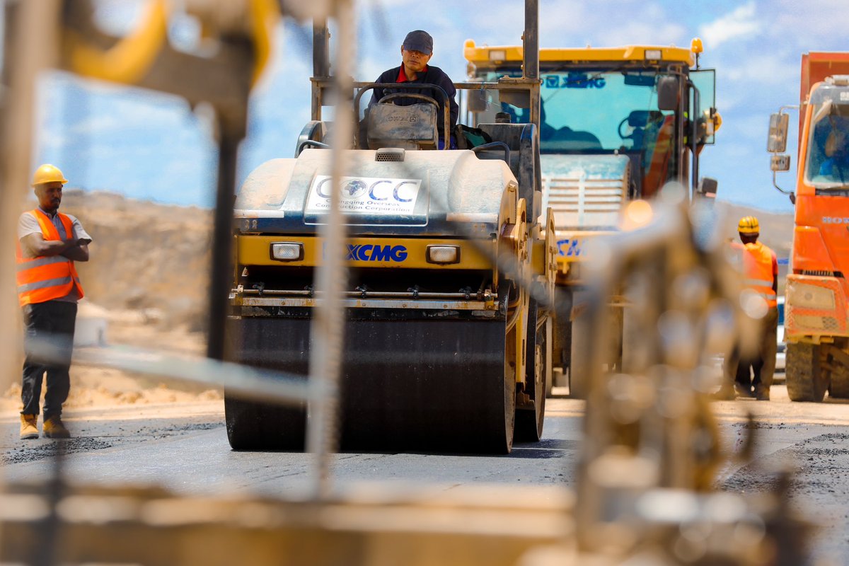 YayeSein's tweet photo. Phase one tarmacking of the first 8 KMs of Kismayo bypass roads has kicked off. The project once completed will open up business, ease traffic congestion and enhance city beautification. https://t.co/2j83XSItQV