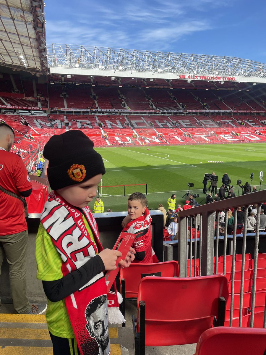 8bucks8's tweet photo. @@BPete1970 hi mate. Any chance of rt this for me. Sat in the tra Saturday and lost the black hat my son is wearing. Worthless but past on from my dad to me now to him. Sentimental. Long shot I know but worth a try. Cheers. https://t.co/IKLmZnvdly