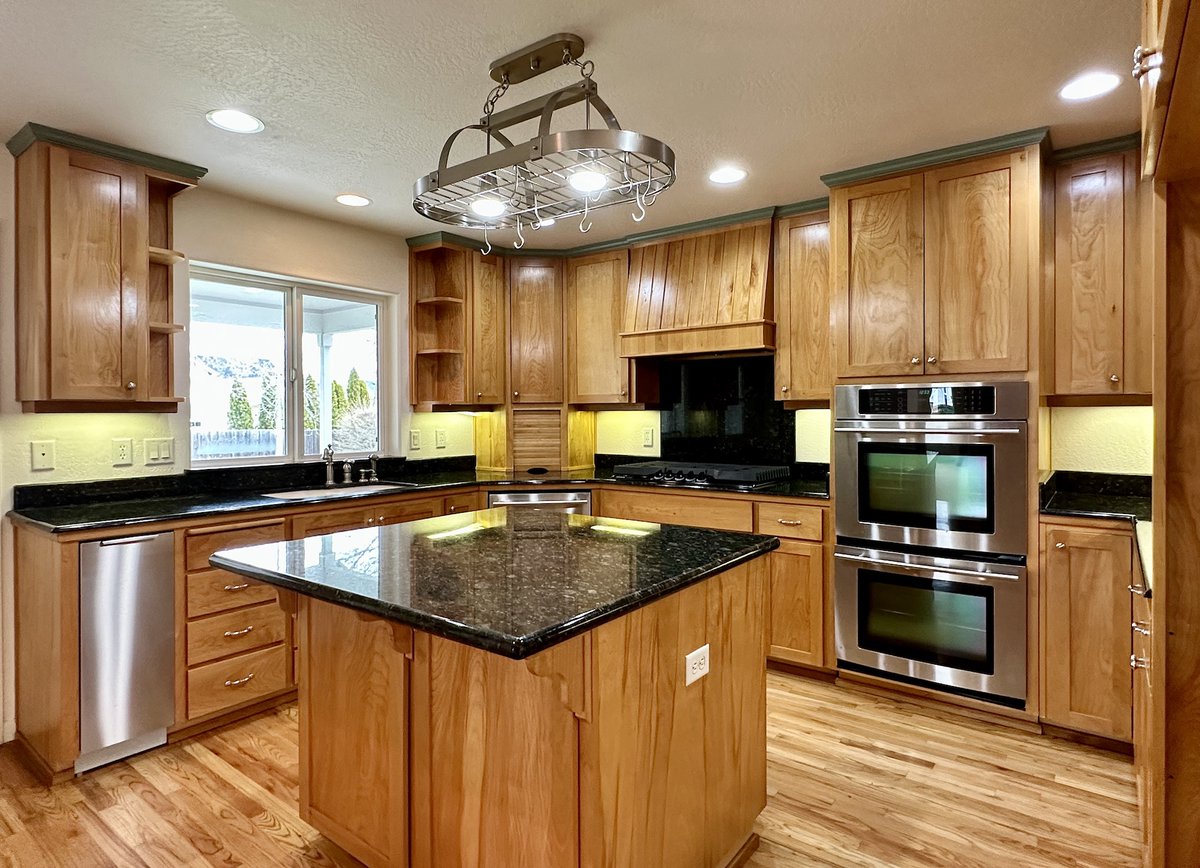 GGoebelt's tweet photo. Just Listed: 112 Walnut Court, Phoenix. Located in a cul-de-sac it's the perfect family home. 3,774 sqft, 5 bdrm, 3 bath. Lrg kitchen, huge yard and huge garage with LR RV garage doors. MLS#220161999  $669,000
Come see this outstanding home! 541-204-1705 | Brokers @JLSOregon https://t.co/ywRrCAeIIi