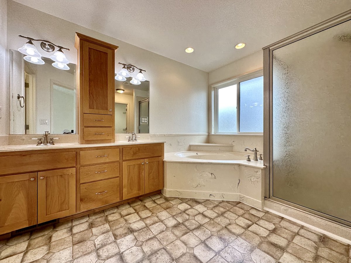 GGoebelt's tweet photo. Just Listed: 112 Walnut Court, Phoenix. Located in a cul-de-sac it's the perfect family home. 3,774 sqft, 5 bdrm, 3 bath. Lrg kitchen, huge yard and huge garage with LR RV garage doors. MLS#220161999  $669,000
Come see this outstanding home! 541-204-1705 | Brokers @JLSOregon https://t.co/ywRrCAeIIi