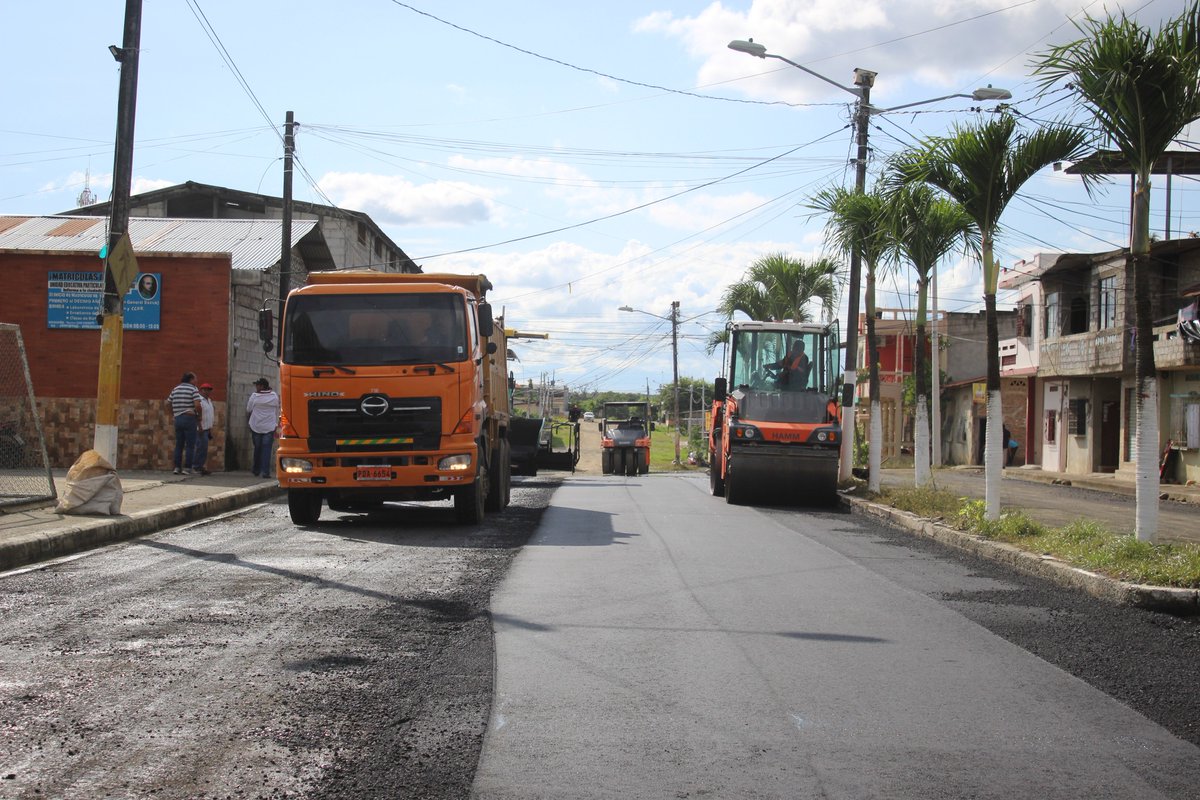 MLomense's tweet photo. #Infórmate
#AlcaldeIngElvisEspinozaEspinoza
#GADMunicipal
#ConvenioconlaPrefecturaDelGuayas
#Asfaltado
Trabajos de ASFALTADO en las calles del Barrio San Vicente.
Ing. Elvis Espinoza - Alcalde
#DGestiónObrasPúblicasMunicipales https://t.co/fZBZ2rUf02
