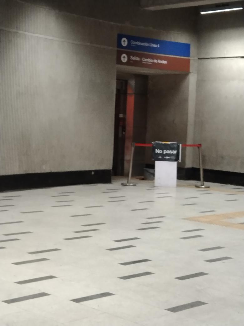 oliass16's tweet photo. Sin asesor en metro engaña,con el coche bajando escaleras menos mal venía con alguien https://t.co/i7u6v6olot