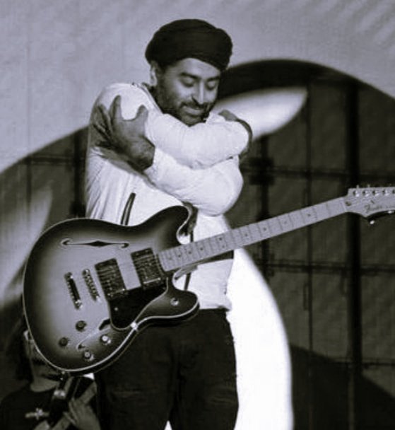 ASVocals_'s tweet photo. arijit singh hugs us through his magical vocals &amp; the moment we dive deeper into, to unravel the subtleties in his vocals, we find ourselves in an otherworldly beautiful existence. 

this account is dedicated to blessing your tl, adjectifying the subtle beauty of AS' vocals~ https://t.co/zKOhGKqjY6