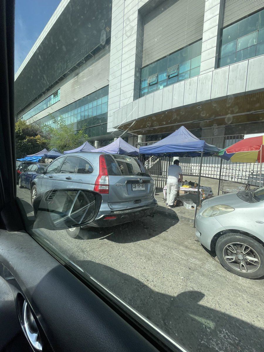 CaroLeiaa's tweet photo. Funcionarios del hospital y vecinos CANSADOS del mal estado de la calle SAN MARTIN: hoyos,1 vía, estrecha + carros de comida y comercio!!Es uno de los principales accesos al hospital y una calle céntrica! @mop_chile @MuniConcepcion1 @biobio @Sabescl @DiarioConce @hggbconcepcion https://t.co/HYWll6ms5n