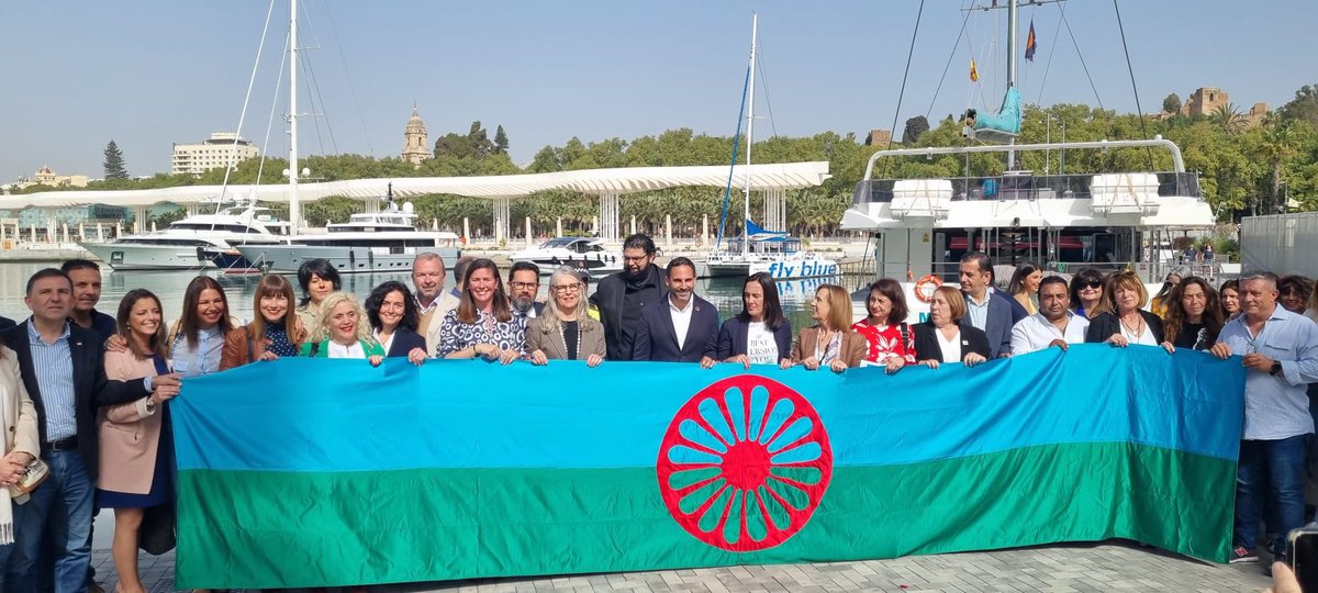 ♦️Está semana nuestra coordinadora y concejala @RemediosRamos1 participó en el acto del #DiaInternacionaldelPuebloGitano y lectura del manifiesto de @gitanos_org_MAL en el que se interpreto el himno gitano, 'gelem gelem' “anduve anduve'

🙌 Sastipen thaj mestipen!!
🌺 Opre Roma!!